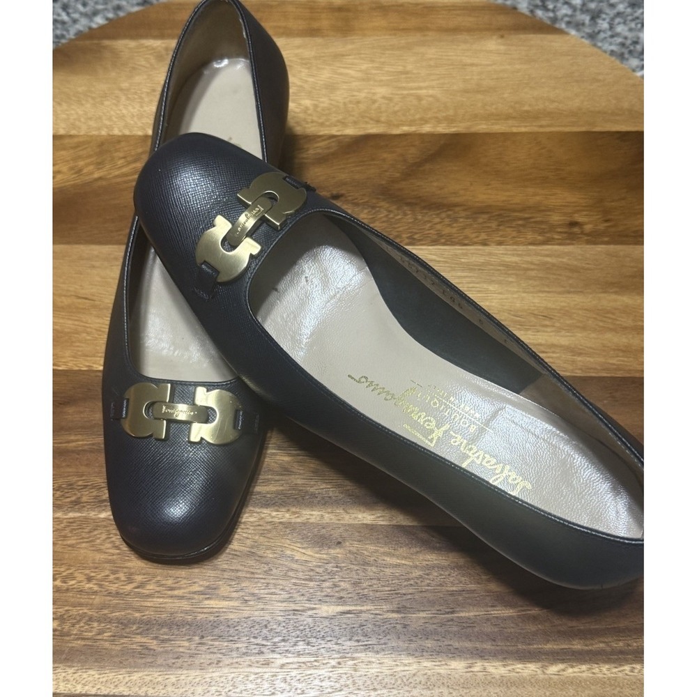 Salvatore Ferragamo Women's Textured Navy Pumps Gancini Gold Logo Buckle Sz 6C